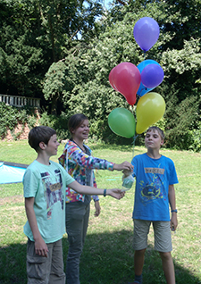 TeilnehmerInnen mit Luftballons draußen, Science Camp Halle 2013, Fotoerlaubnis liegt schriftlich vor