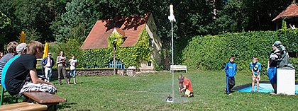 Die Gruppen "Fliegen" fhrt ihre Wasserrakete vor, Camp 2013